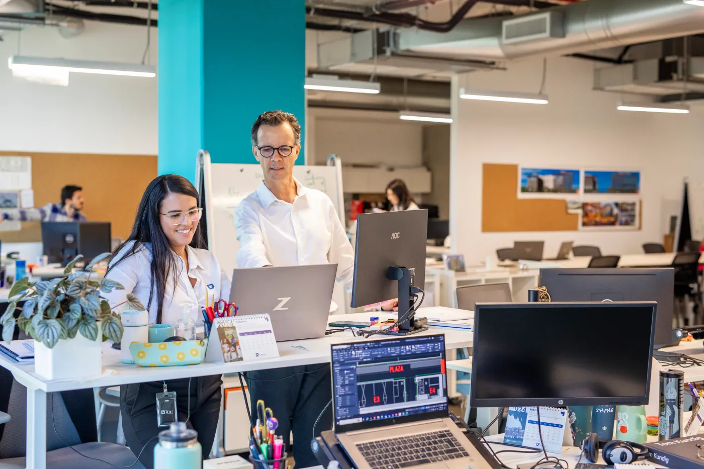 Equipo de trabajo en oficina
